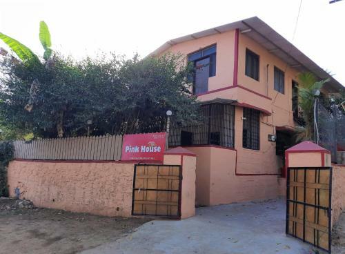Home Stay Pink House