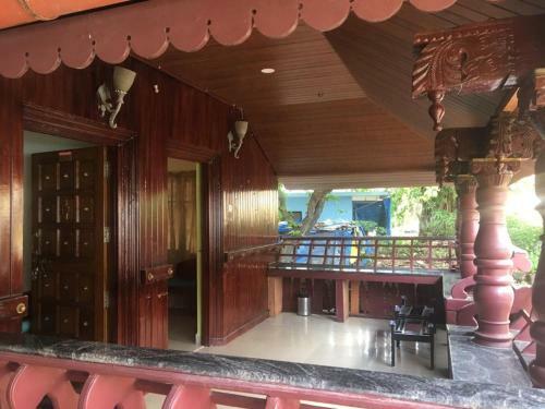 Hostal Baga Electric Cats