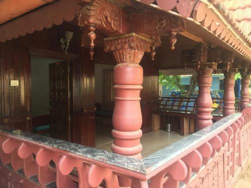 Hostal Baga Electric Cats