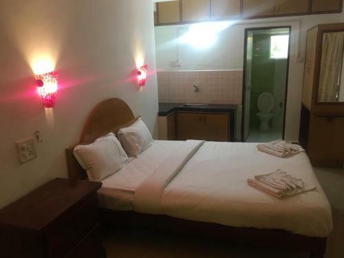 Hostal Baga Electric Cats