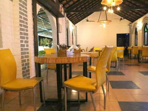 Hotel Rajmahal Beach Resort