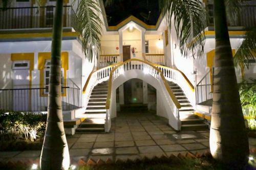 Hotel Rajmahal Beach Resort