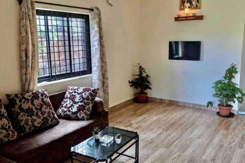 Mountain View Villa With Private Terrace, Candolim