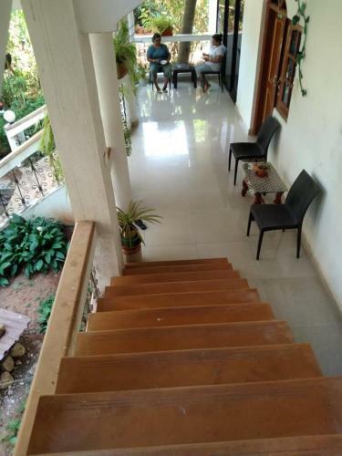 Hostal T.g.i Friday Guest House