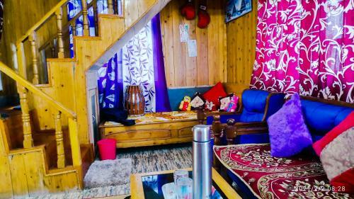 Solitude In Himalayas, Cottage