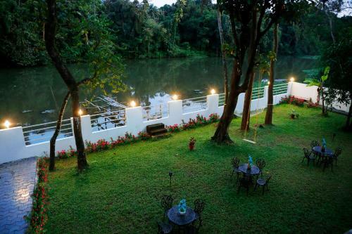 Riverside Inn Homestay