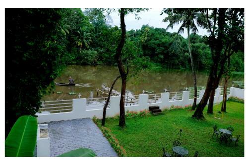 Riverside Inn Homestay