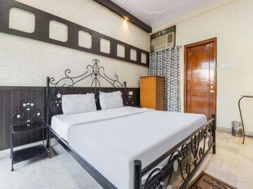 Collection O 83443 Hotel Anmol