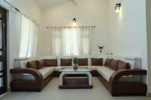 Saffronstays Ghughuti Ku Baasa