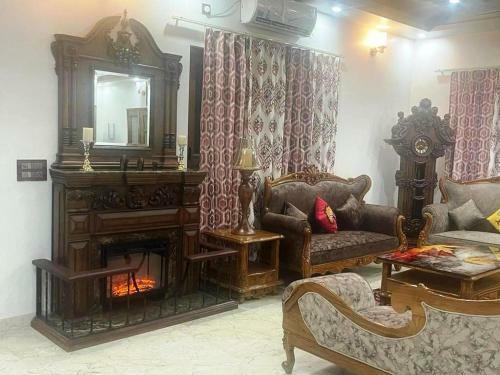 Lodge Yt Mansion