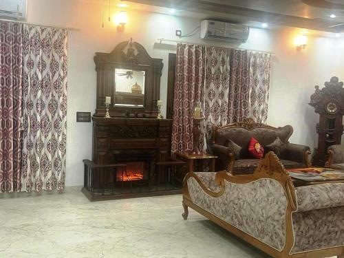 Lodge Yt Mansion