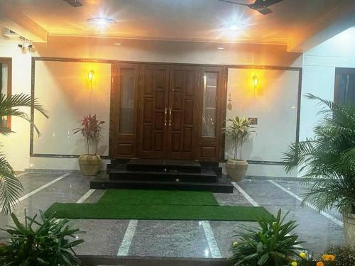 Lodge Yt Mansion