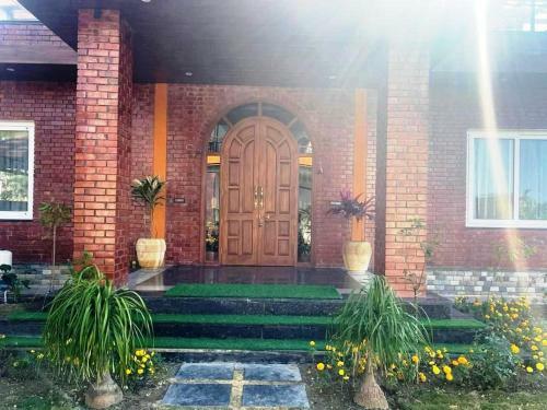 Lodge Yt Mansion