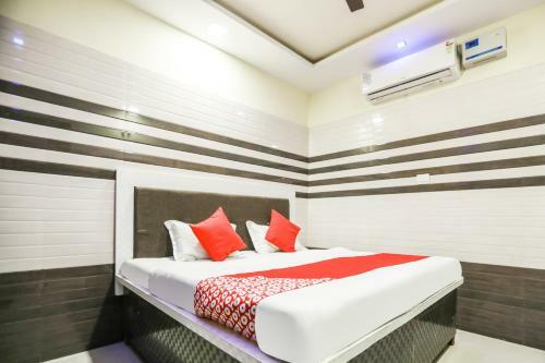 Vaccinated Staff - Oyo 71693 Starlight Hotel
