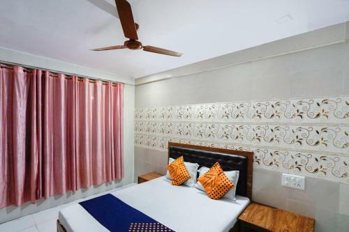 Hotel Vaccinated Staff- Oyo 74977 Dipesh Lodge
