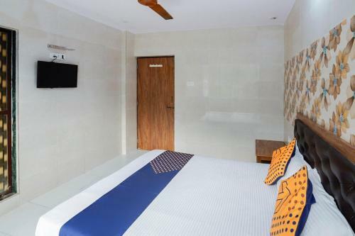 Hotel Vaccinated Staff- Oyo 74977 Dipesh Lodge