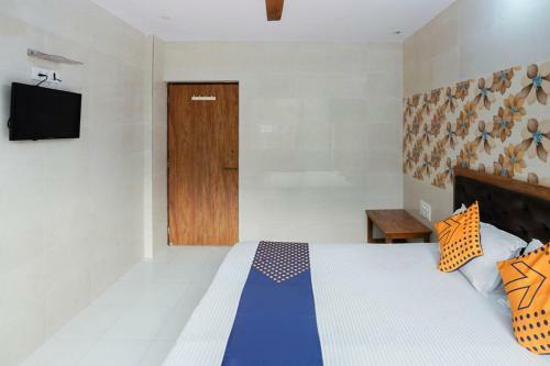 Hotel Vaccinated Staff- Oyo 74977 Dipesh Lodge