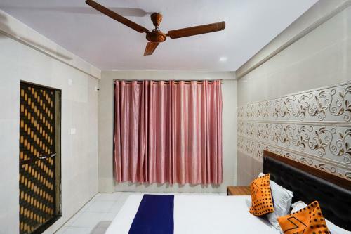 Hotel Vaccinated Staff- Oyo 74977 Dipesh Lodge