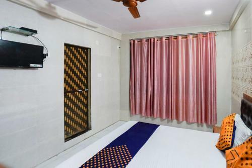 Hotel Vaccinated Staff- Oyo 74977 Dipesh Lodge