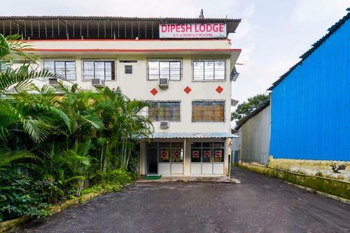 Hotel Vaccinated Staff- Oyo 74977 Dipesh Lodge