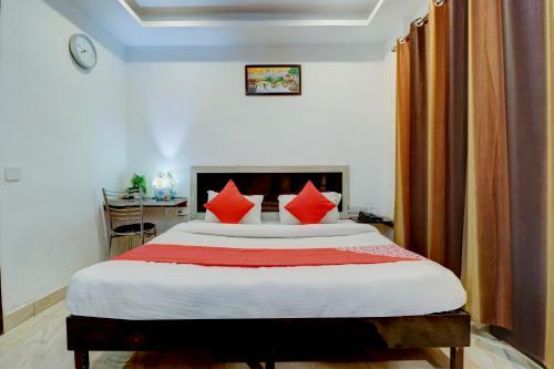 Oyo 82347 Hotel Silver Ray