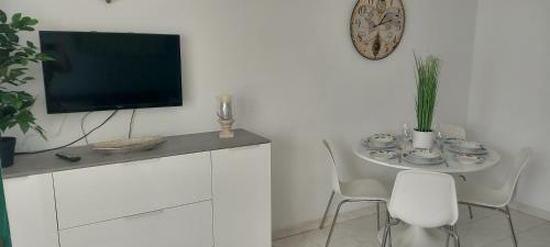 Beautiful 1-bed Apartment On Small Quiet Complex