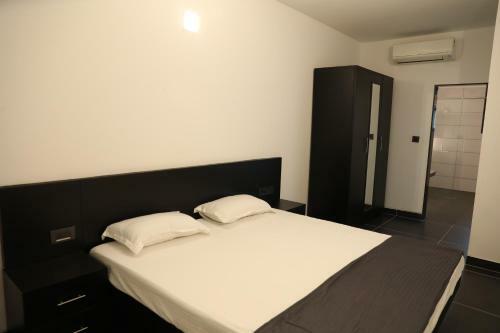 08 Bedroom Entire Villa Apartment Saligao