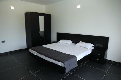 08 Bedroom Entire Villa Apartment Saligao