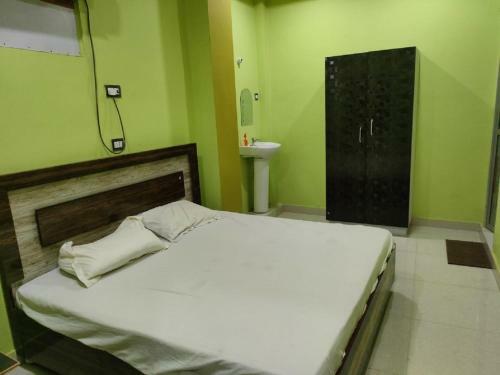 Staymaker Hotel White Stone