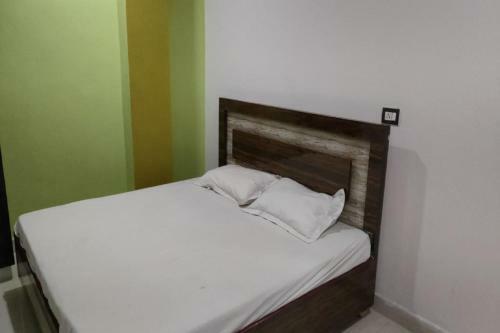 Staymaker Hotel White Stone