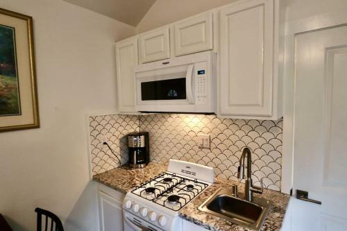 Studio 5 Blocks From Downtown