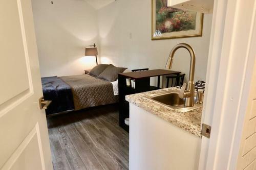 Studio 5 Blocks From Downtown