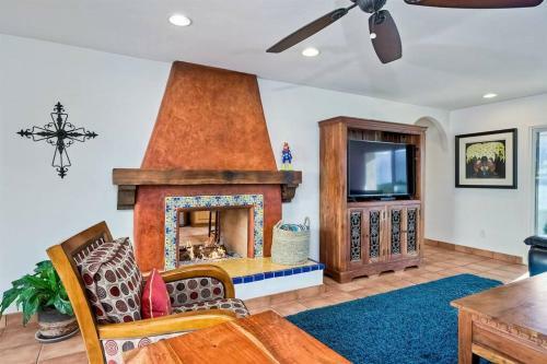 Great Group Retreat! Hacienda Decor, Spacious Floor Plan, Private Backyard