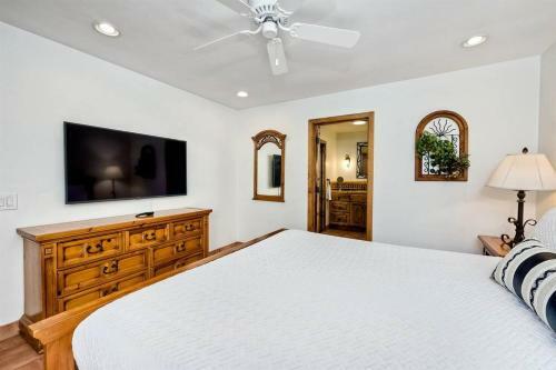 Great Group Retreat! Hacienda Decor, Spacious Floor Plan, Private Backyard