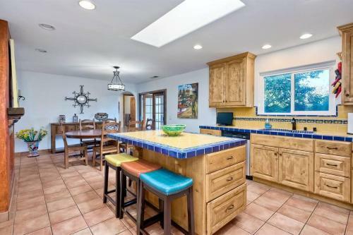 Great Group Retreat! Hacienda Decor, Spacious Floor Plan, Private Backyard