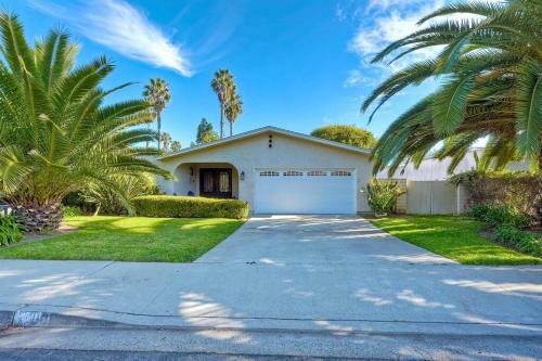 Great Group Retreat! Hacienda Decor, Spacious Floor Plan, Private Backyard