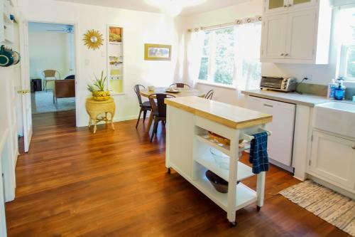 Cloverdale Creekside Retreat
