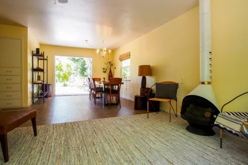 Cloverdale Creekside Retreat