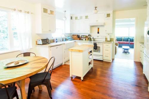 Cloverdale Creekside Retreat