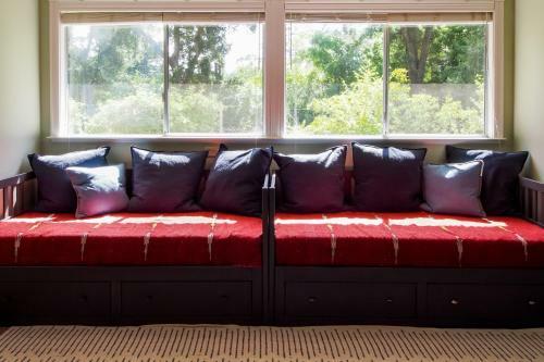 Cloverdale Creekside Retreat
