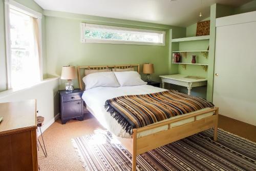 Cloverdale Creekside Retreat