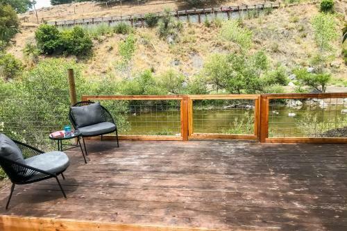 Cloverdale Creekside Retreat