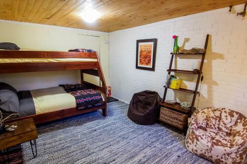 Cloverdale Creekside Retreat