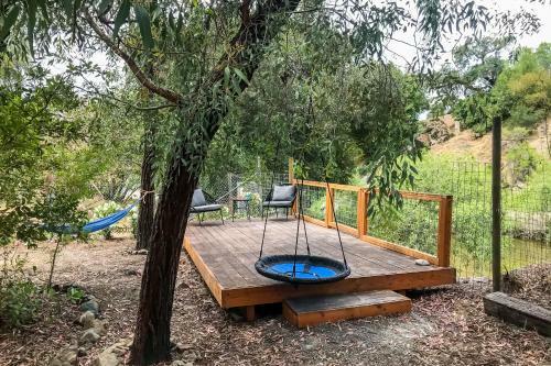 Cloverdale Creekside Retreat