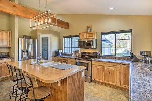 Updated Cottonwood Home With Patio And Fire Pit!