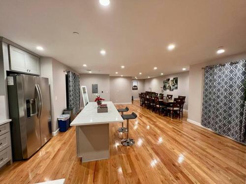 Newly Built Luxury Home 1 Mile From Sf