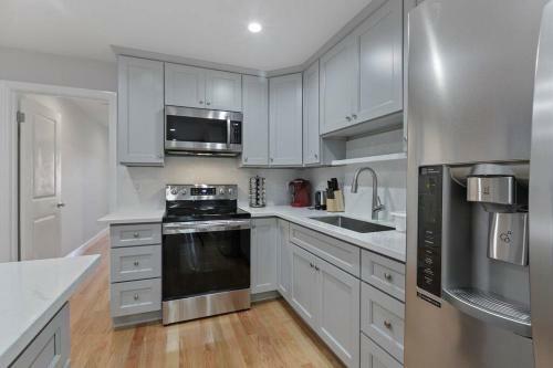Newly Built Luxury Home 1 Mile From Sf