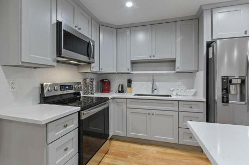 Newly Built Luxury Home 1 Mile From Sf