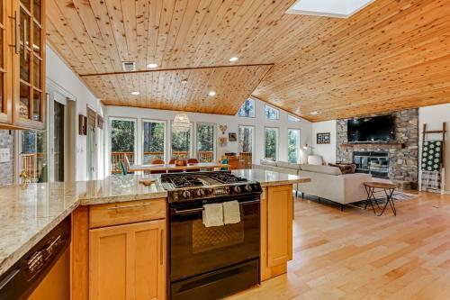 Crestline Lodge