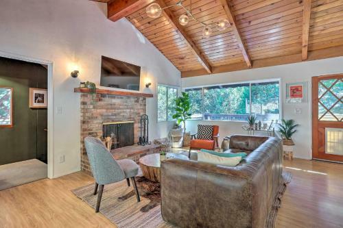 Modern And Unique Cabin With Deck On Lake Gregory!
